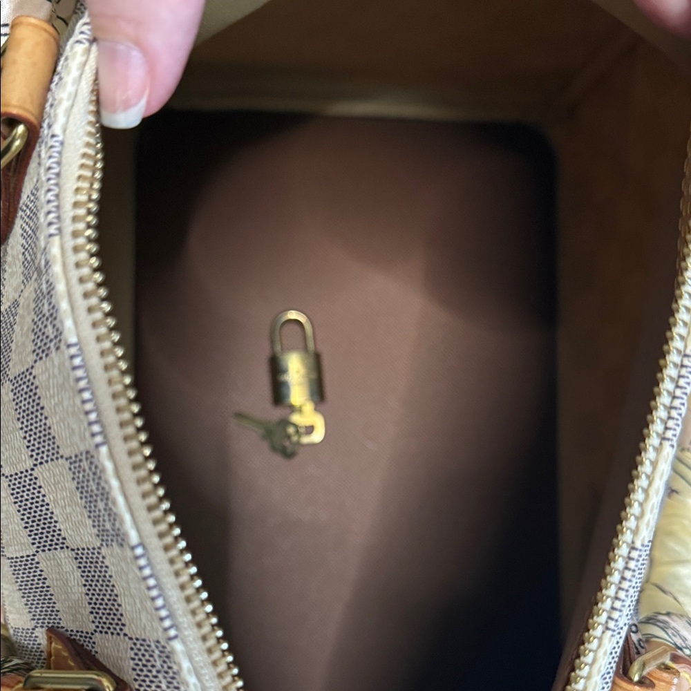 Louis Vuitton Speedy 30 Top-Handle Bag in Cream with Pink Accents. - Picture 9 of 10